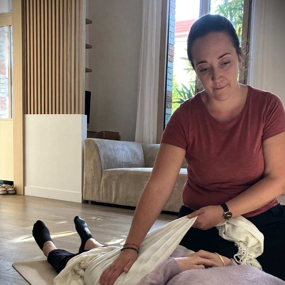 Julie Doula effectuant un massage rebozo