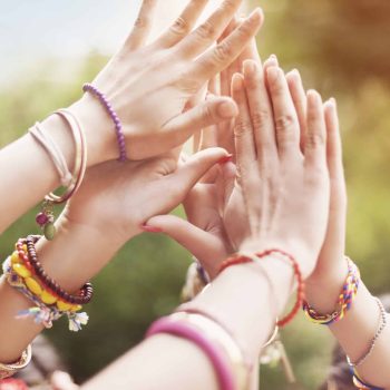 mains de femmes ensemble